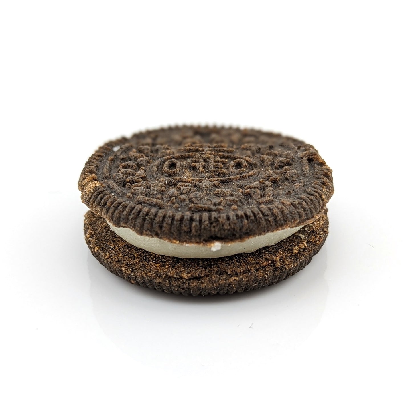 Eriko Kobayashi Oreo, 2024 Glass Sculpture Approx. 39 x 13 mm From Eriko Kobayashi's Hyper-Realistic Glass Food Series