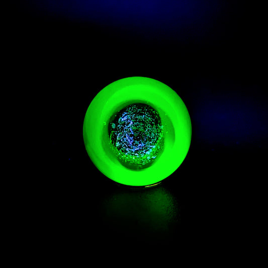 Alex Ubatuba
UV Borosilicate Glass Marble
25 mm
Hand blown borosilicate glass marble made by Alex Ubatuba.