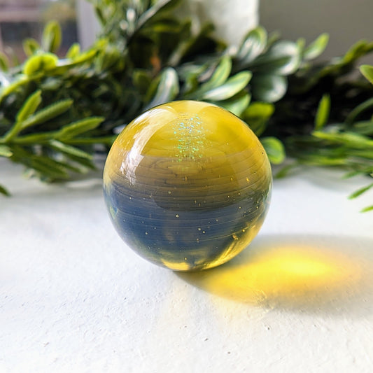 Alex Ubatuba
UV Borosilicate Glass Marble
35 mm
Hand blown borosilicate glass marble made by Alex Ubatuba.