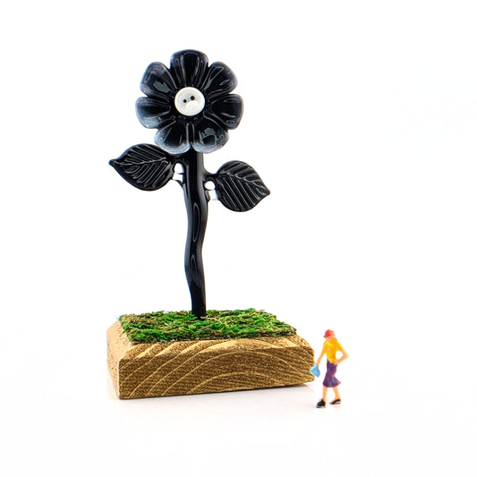 Ethan Windy
Greyscale, 2024
Glass Sculpture
Approx. 59 x 58 x 102 mm
From Ethan Windy's Giant Flowers Serie