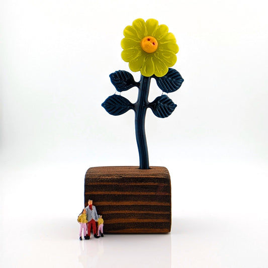 Ethan Windy
Sour Apple, 2024
Glass Sculpture
Approx. 59 x 58 x 102 mm
From Ethan Windy's Giant Flowers Series