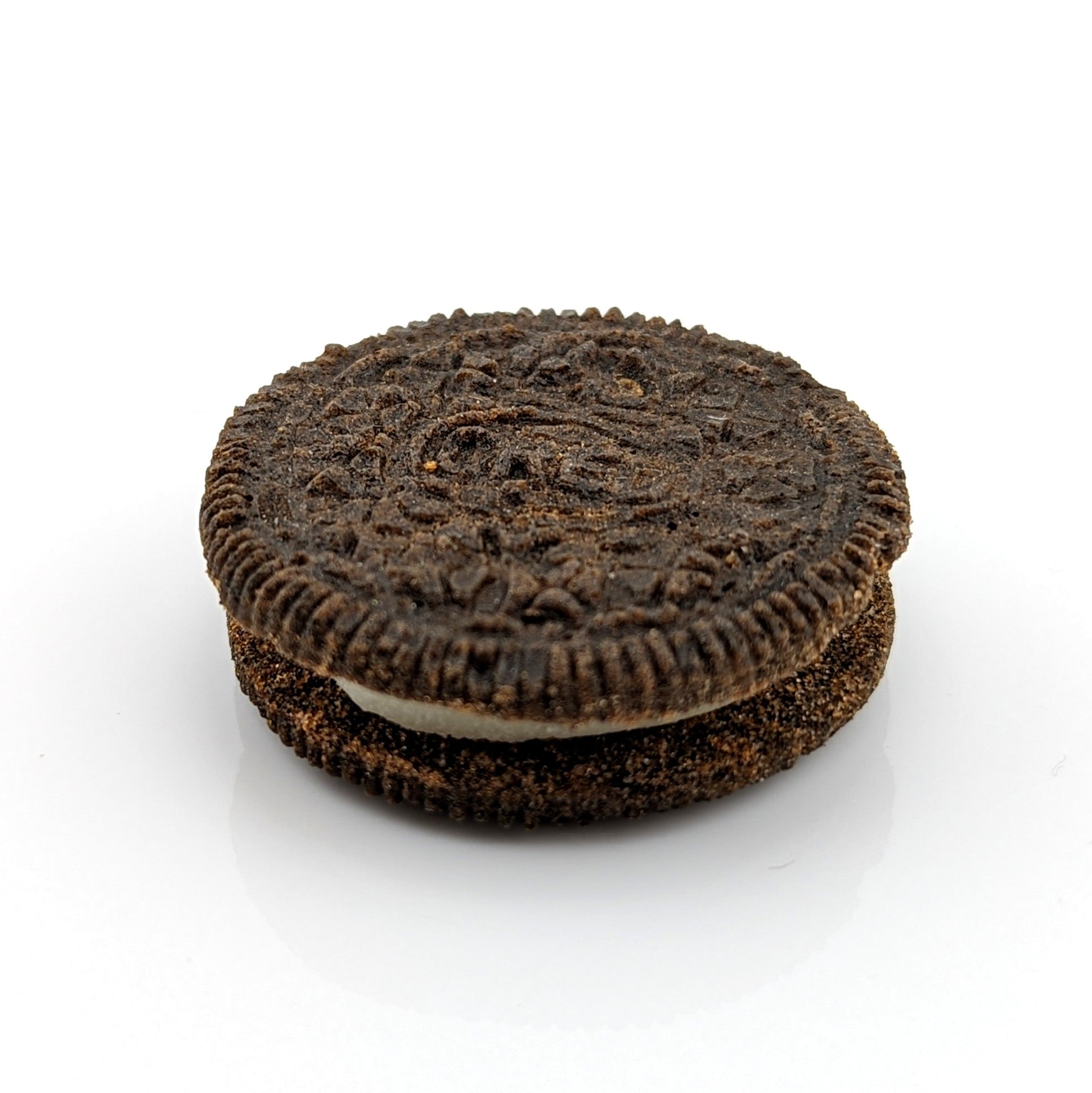 riko Kobayashi Oreo, 2024 Glass Sculpture Approx. 40 x 13 mm  From Eriko Kobayashi's Hyper-Realistic Glass Food Series