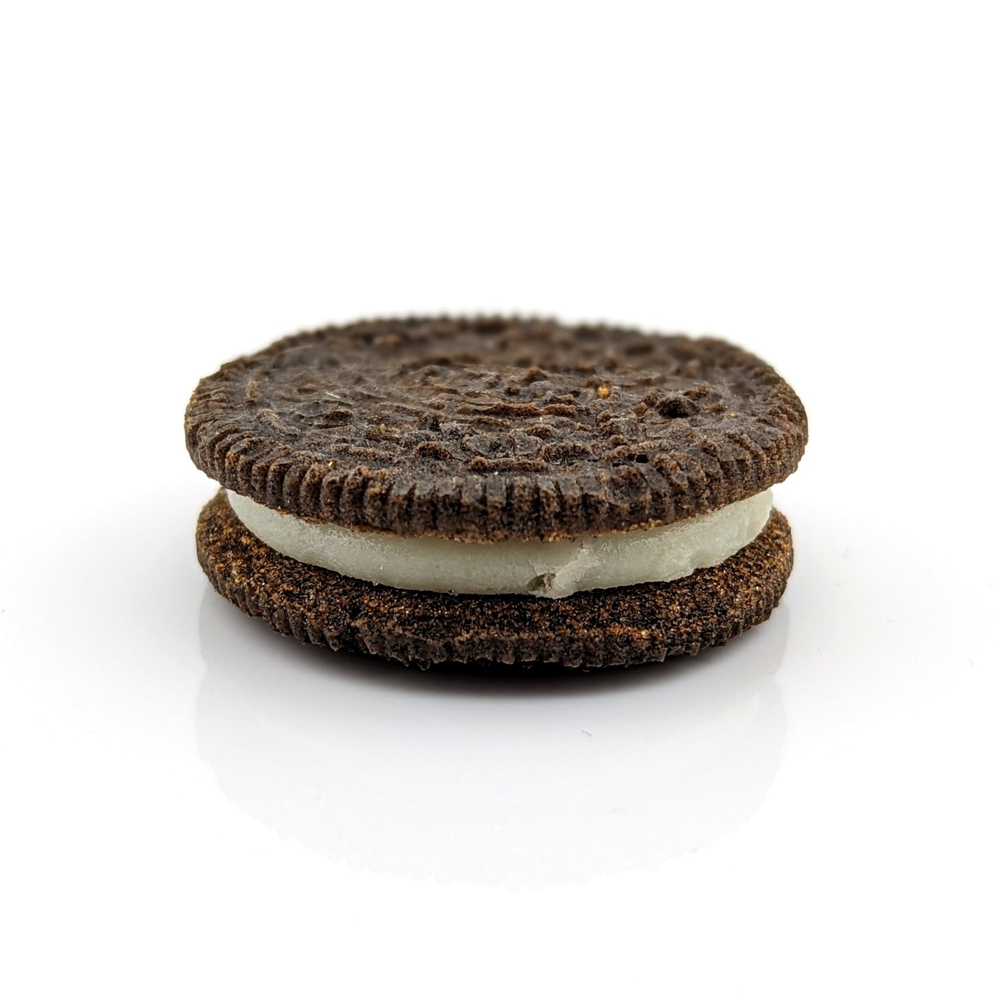 riko Kobayashi Oreo, 2024 Glass Sculpture Approx. 40 x 13 mm  From Eriko Kobayashi's Hyper-Realistic Glass Food Series