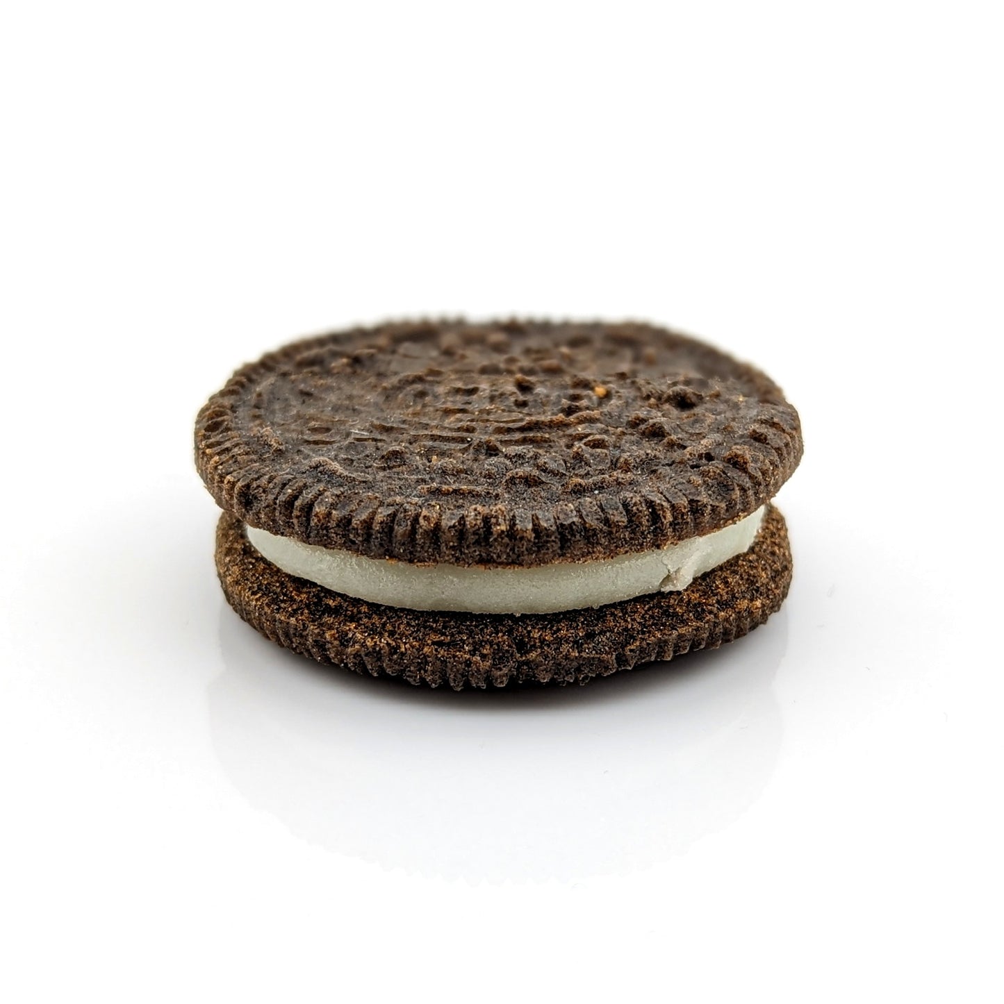 riko Kobayashi Oreo, 2024 Glass Sculpture Approx. 40 x 13 mm  From Eriko Kobayashi's Hyper-Realistic Glass Food Series