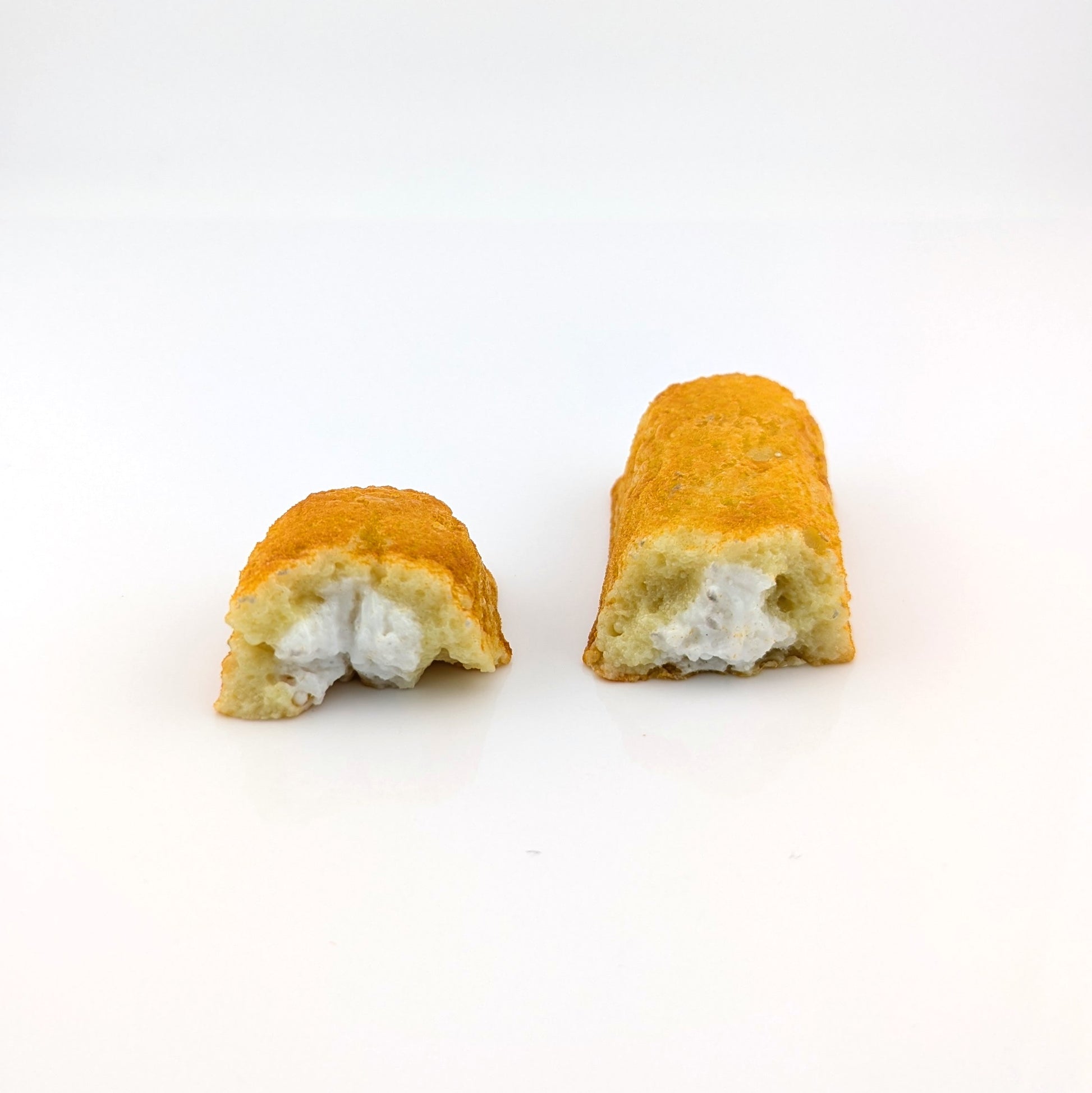 Eriko Kobayashi
Twinkie, 2024
Glass Sculpture
Approx. 102 x 34 x 20 mm

From Eriko Kobayashi's Hyper-Realistic Glass Food Series