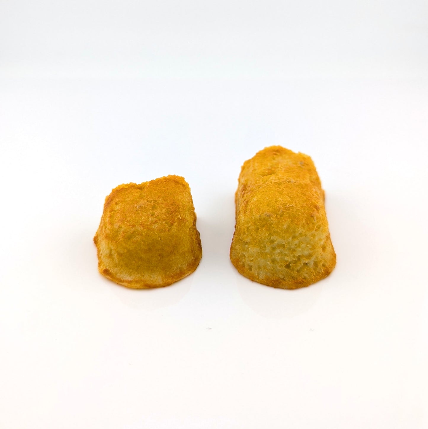 Eriko Kobayashi
Twinkie, 2024
Glass Sculpture
Approx. 102 x 34 x 20 mm

From Eriko Kobayashi's Hyper-Realistic Glass Food Series