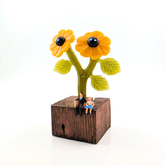 Ethan Windy
Golden Duo, 2024
Glass Sculpture
Approx. 38 x 38 x 82 mm

From Ethan Windy's Giant Flowers Series 