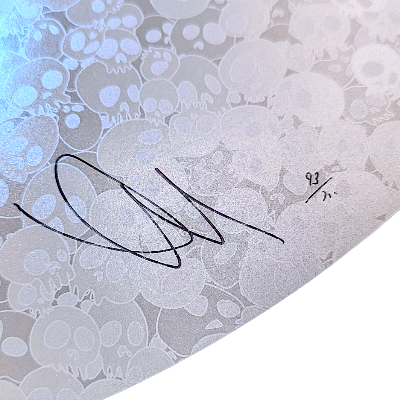 Takashi Murakami 
Re: Flowers for Algernon, 2025 
Offset lithograph + cold stamp + high gloss varnishing 
22 in diameter
Edition of 300 

Hand signed + numbered by the artist 

© Takashi Murakami/Kaikai Kiki Co., Ltd. All Rights Reserved. 